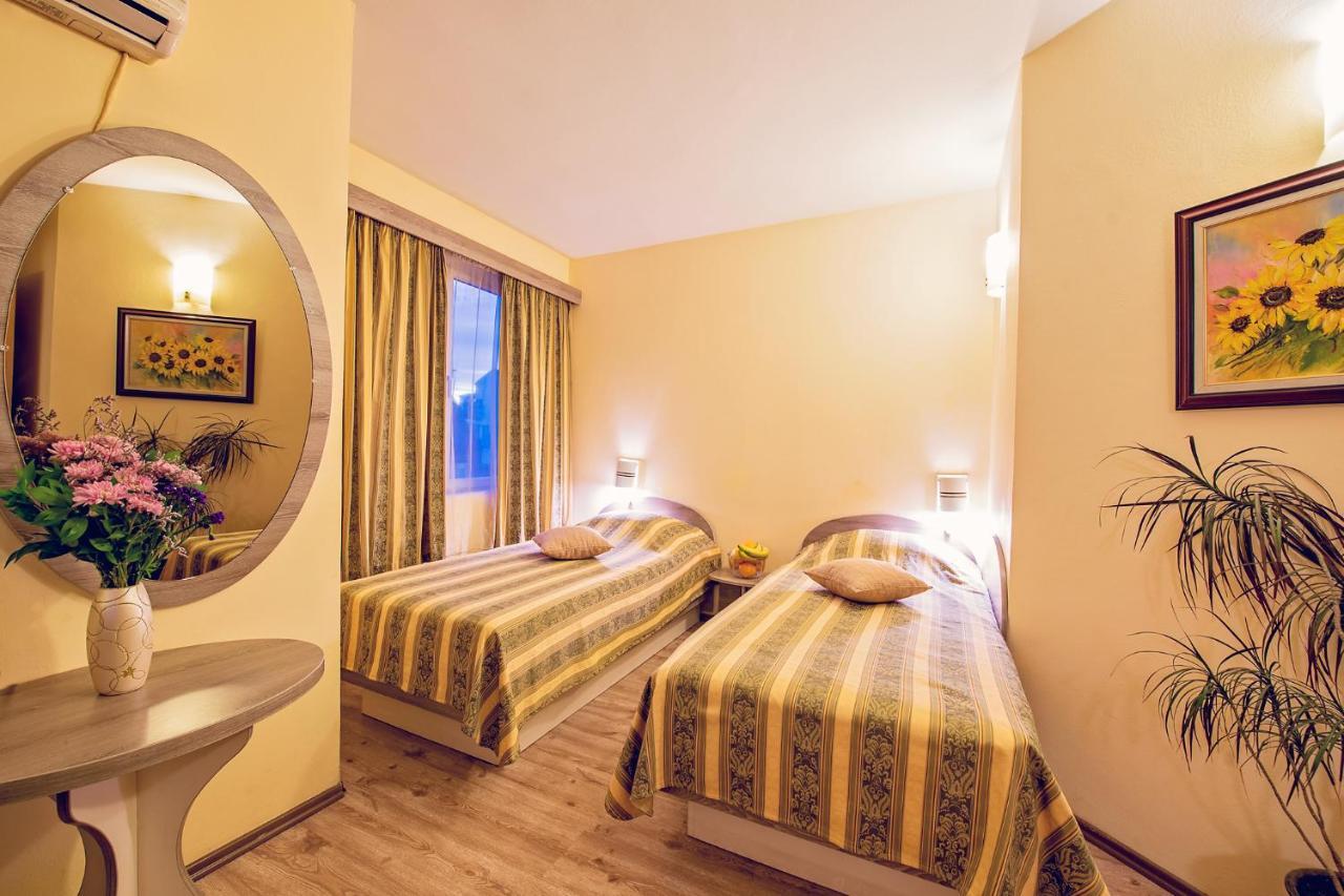 Hotel Color Varna Bagian luar foto