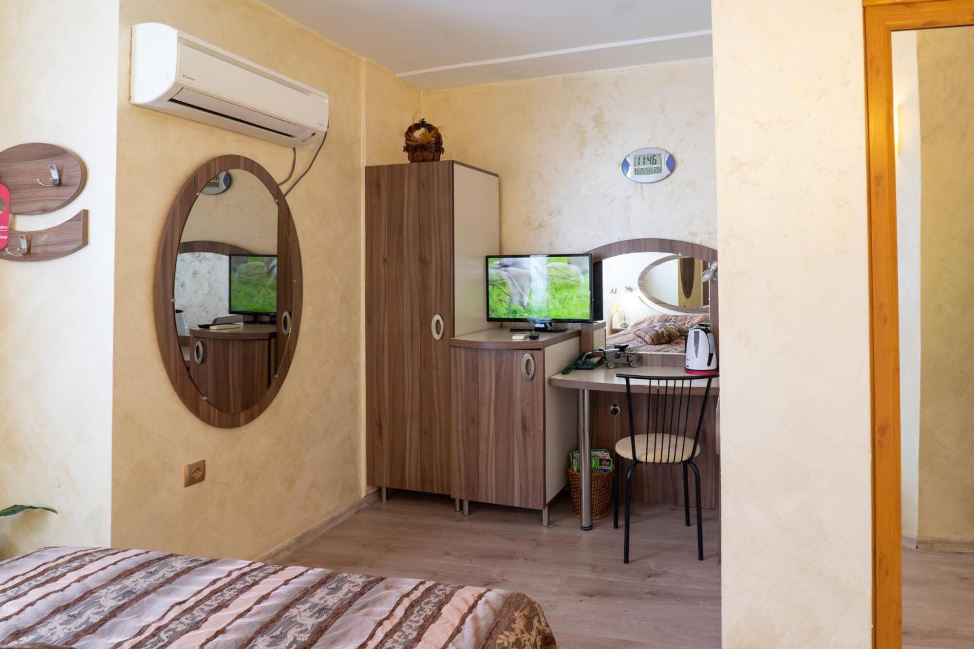 Hotel Color Varna Bagian luar foto
