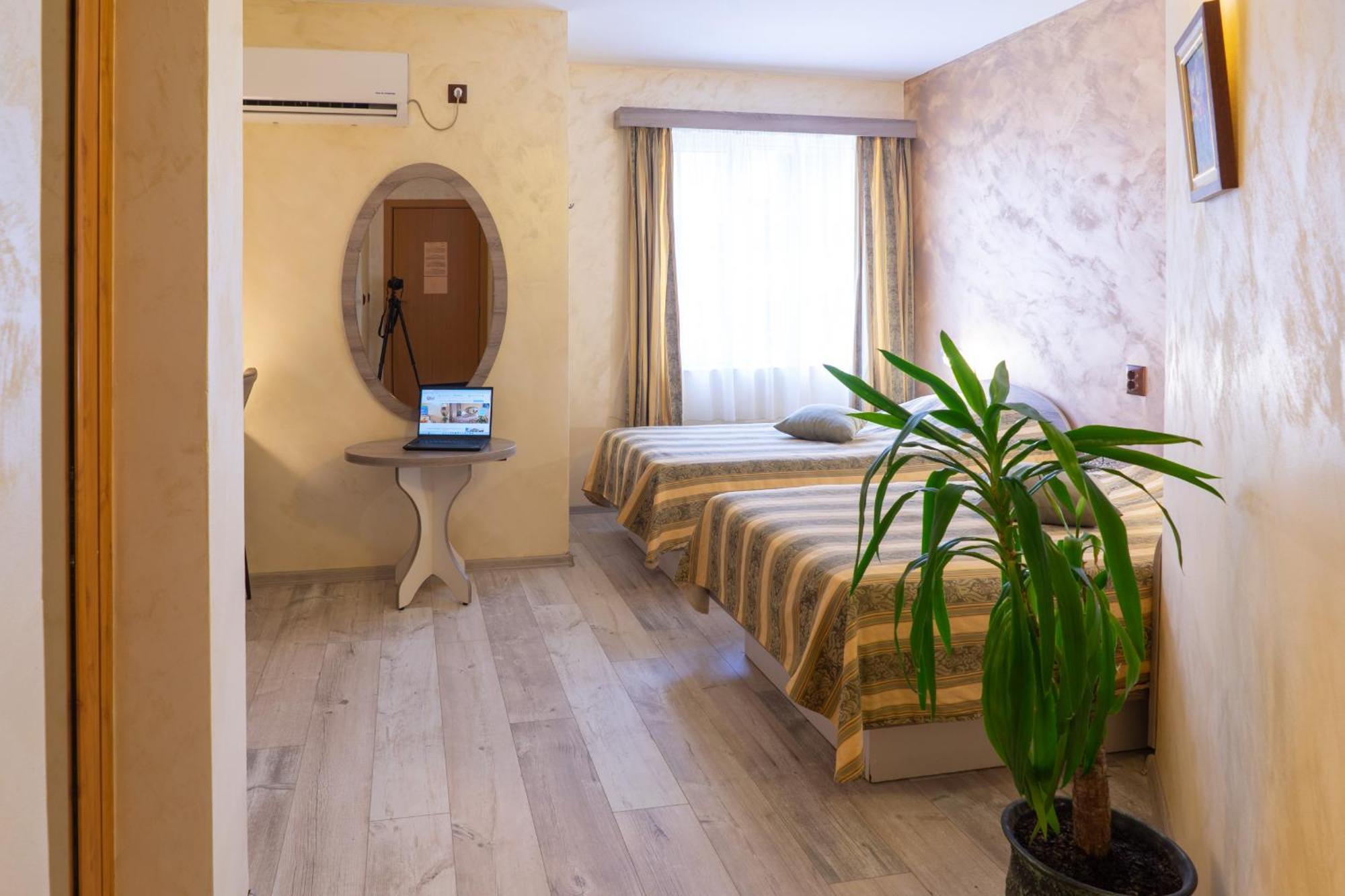 Hotel Color Varna Bagian luar foto