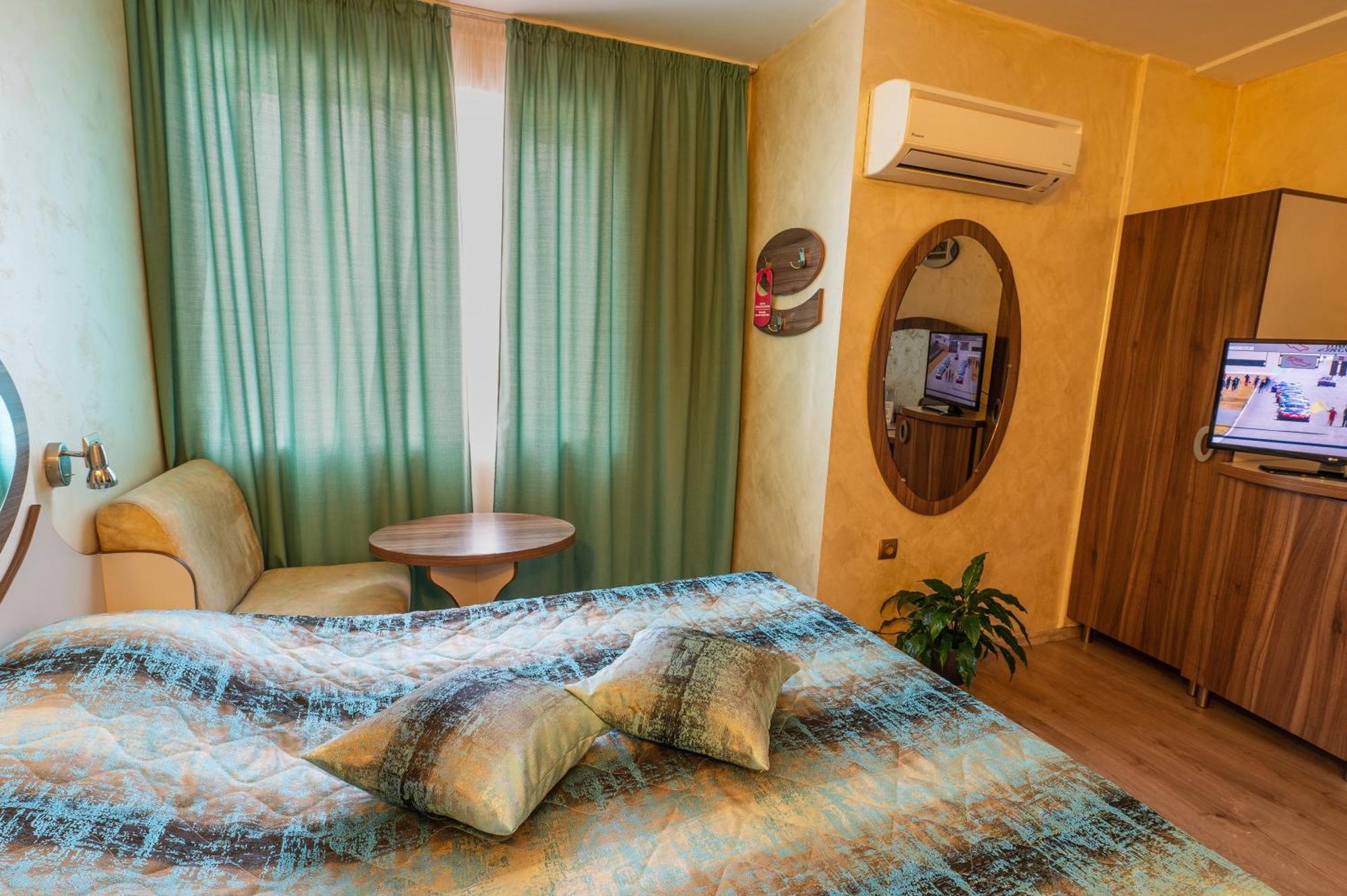 Hotel Color Varna Bagian luar foto